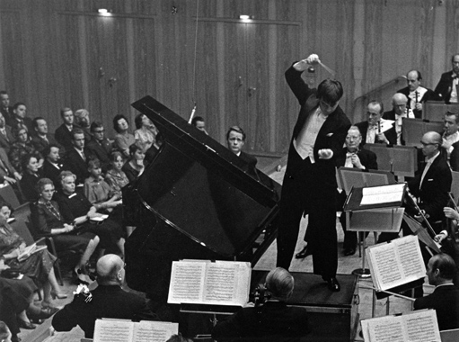 Das erste Konzert der Reihe ›RIAS stellt vor‹ am 3. November 1959 im Großen Sendesaal im Haus des Rundfunks mit Christoph Stepp (Dirigent) und dem Pianisten Anton Kuerti. Foto: Deutschlandfunk Kultur