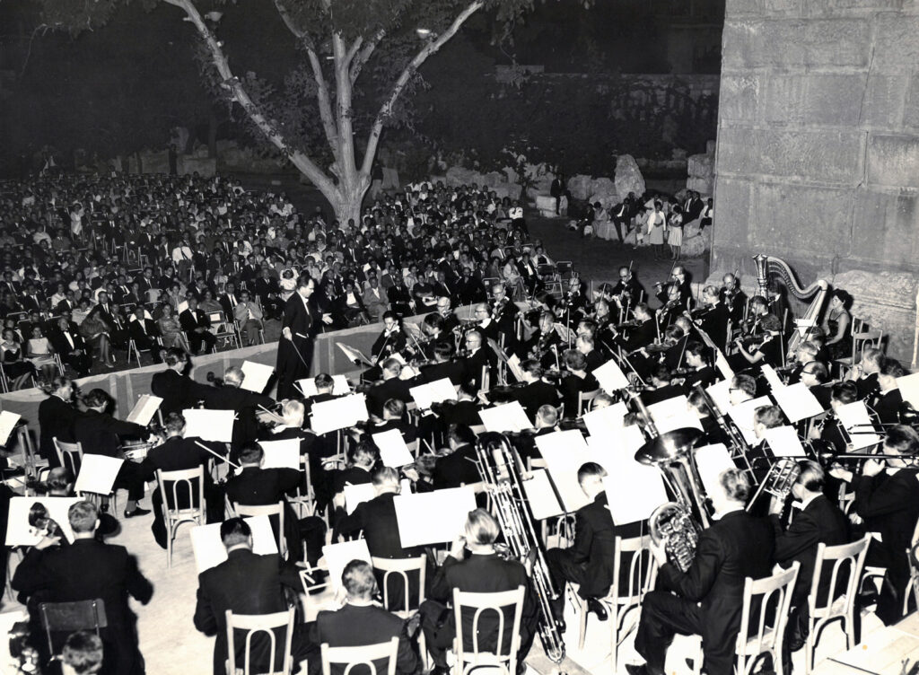 Blick von der Bühne auf den Stufen des Bacchus-Tempels ins Publikum, Baalbek-Festival im August 1963. Foto: Archiv DSO / Manoug Beirut
