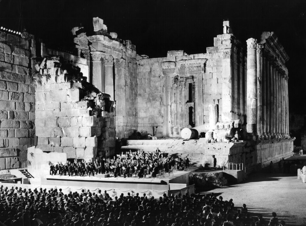 Konzert des DSO mit Wolfgang Sawallisch vor dem Bacchus-Tempel in Baalbek, August 1963. Foto: Archiv DSO / Manoug Beirut