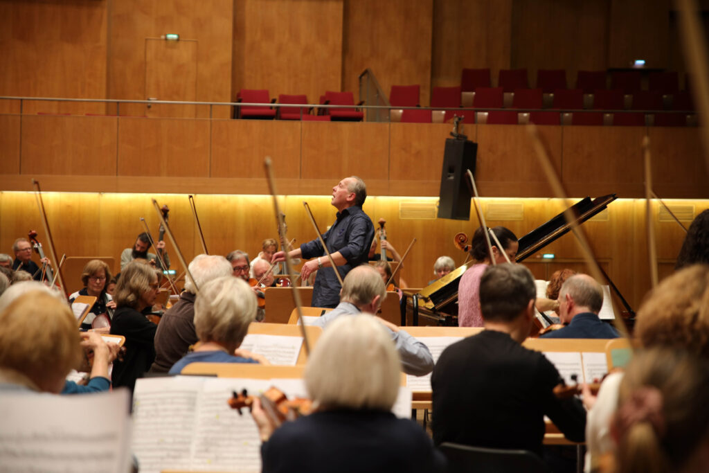 Probe des Abo-Orchesters mit Heinz Radzischewski und DSO-Solistinnen im März 2020. Foto: Dietmar Herriger