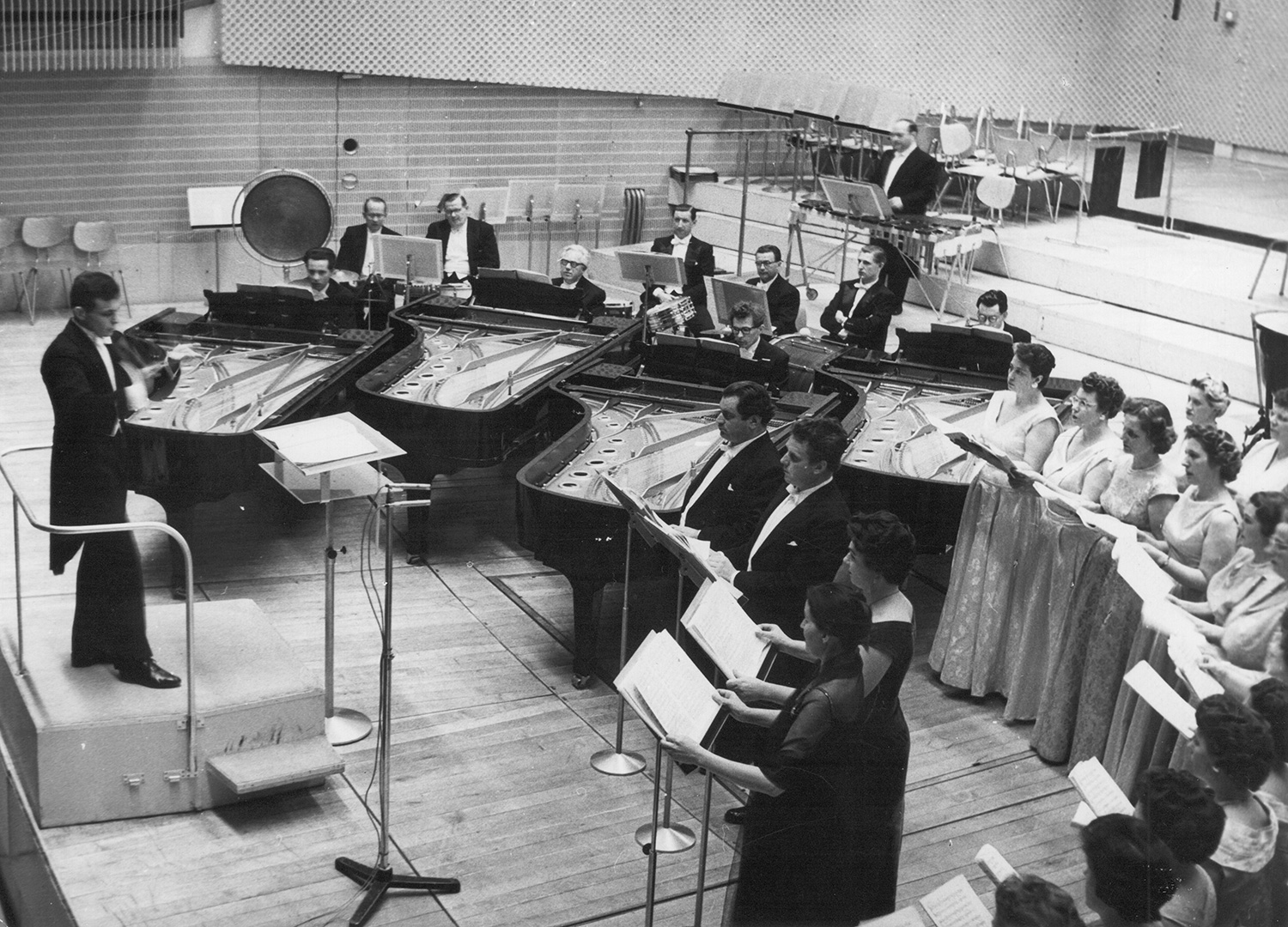 Lorin Maazel dirigiert Strawinskys ›Les noces‹, Mai 1958. Foto: Curt Ullmann